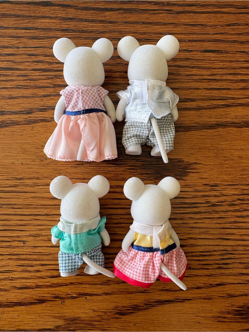 Calico Critters/Sylvanian Families Marshmallow Mouse Family - Picture 2 of 2